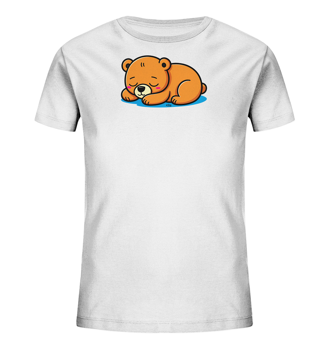 Onlineshop Shirts fuer Kinder - Das Bild zeigt ein weisses Kinder-T-Shirt. Auf der Vorderseite ist eine liebevolle Illustration eines schlafenden, braunen Baerchens zu sehen. Das Baerchen liegt gemuetlich mit geschlossenen Augen und roten Wangen auf einer hellblauen Unterlage. Das Design wirkt ruhig und niedlich.
