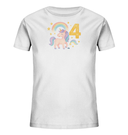Onlineshop Shirts fuer Kinder - Das Bild zeigt ein weisses T-Shirt fuer Kinder mit einem farbenfrohen Aufdruck. Zentral im Design ist ein niedliches Einhorn mit pastellfarbener Maehne und Schweif. Über dem Einhorn spannt sich ein Regenbogen, umgeben von gelben Sternen. Neben dem Einhorn ist die gold-gelbe Zahl Vier gross abgebildet.