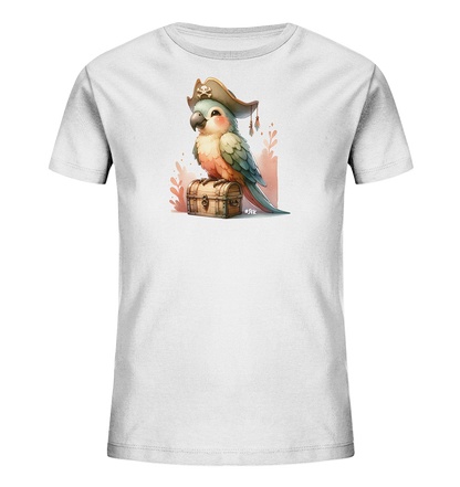Onlineshop Shirts fuer Kinder - Das Bild zeigt ein weisses Kinder-T-Shirt mit einem Motiv eines Papageis. Der Papagei traegt einen Piratenhut und sitzt auf einer Schatzkiste. Die Illustration ist farbenfroh und enthaelt dekorative Elemente im Hintergrund. Das Design ist detailreich und ansprechend gestaltet.