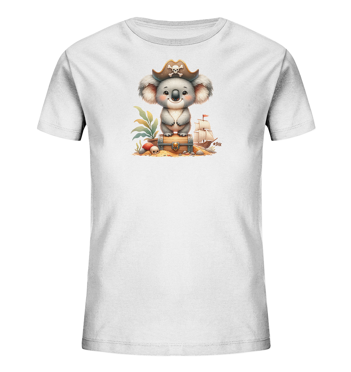 Onlineshop Shirts fuer Kinder - Das Bild zeigt ein weisses Kinder-T-Shirt mit einem detaillierten Druck. Darauf ist ein niedlicher Koala mit Piratenhut abgebildet, der auf einer geoeffneten Schatzkiste sitzt. Die Illustration umfasst eine Strandszene mit Pflanzen, kleinen Steinen und einem Segelschiff im Hintergrund. Das Motiv ist in einem freundlichen Cartoon-Stil gehalten.