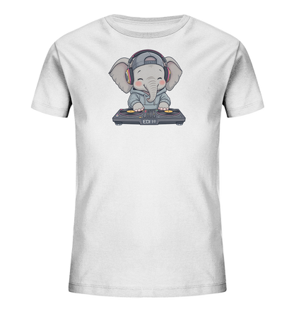 Onlineshop Shirts fuer Kinder - Das Bild zeigt ein weisses Kinder-T-Shirt mit einem niedlichen Elefantenmotiv. Der Elefant traegt einen Kapuzenpullover, eine Baseballkappe und Kopfhoerer, waehrend er an einem DJ-Mischpult steht. Die Szene ist verspielt und zeigt den Elefanten als DJ, komplett mit Plattenspielern und gelben Platten. Das Design verleiht dem Shirt einen modernen und lustigen Look.