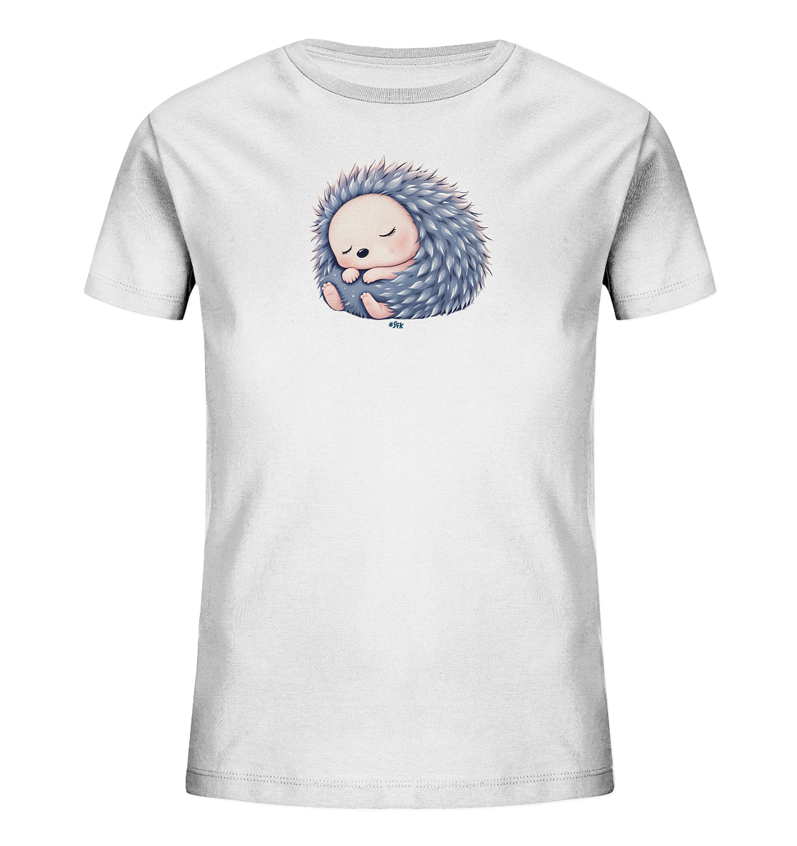 Onlineshop Shirts fuer Kinder - Das Bild zeigt ein weisses Kinder-T-Shirt mit einem niedlichen Aufdruck. Darauf ist ein kleiner, schlafender Igel zu sehen, der sich eingerollt hat. Seine Stacheln sind blaugrau, und sein Gesicht hat einen zarten rosa Ton. Das Design wirkt beruhigend und ist ansprechend fuer Kinder.