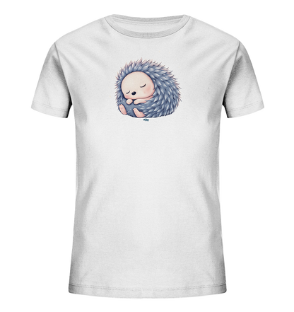 Onlineshop Shirts fuer Kinder - Das Bild zeigt ein weisses Kinder-T-Shirt mit einem niedlichen Aufdruck. Darauf ist ein kleiner, schlafender Igel zu sehen, der sich eingerollt hat. Seine Stacheln sind blaugrau, und sein Gesicht hat einen zarten rosa Ton. Das Design wirkt beruhigend und ist ansprechend fuer Kinder.