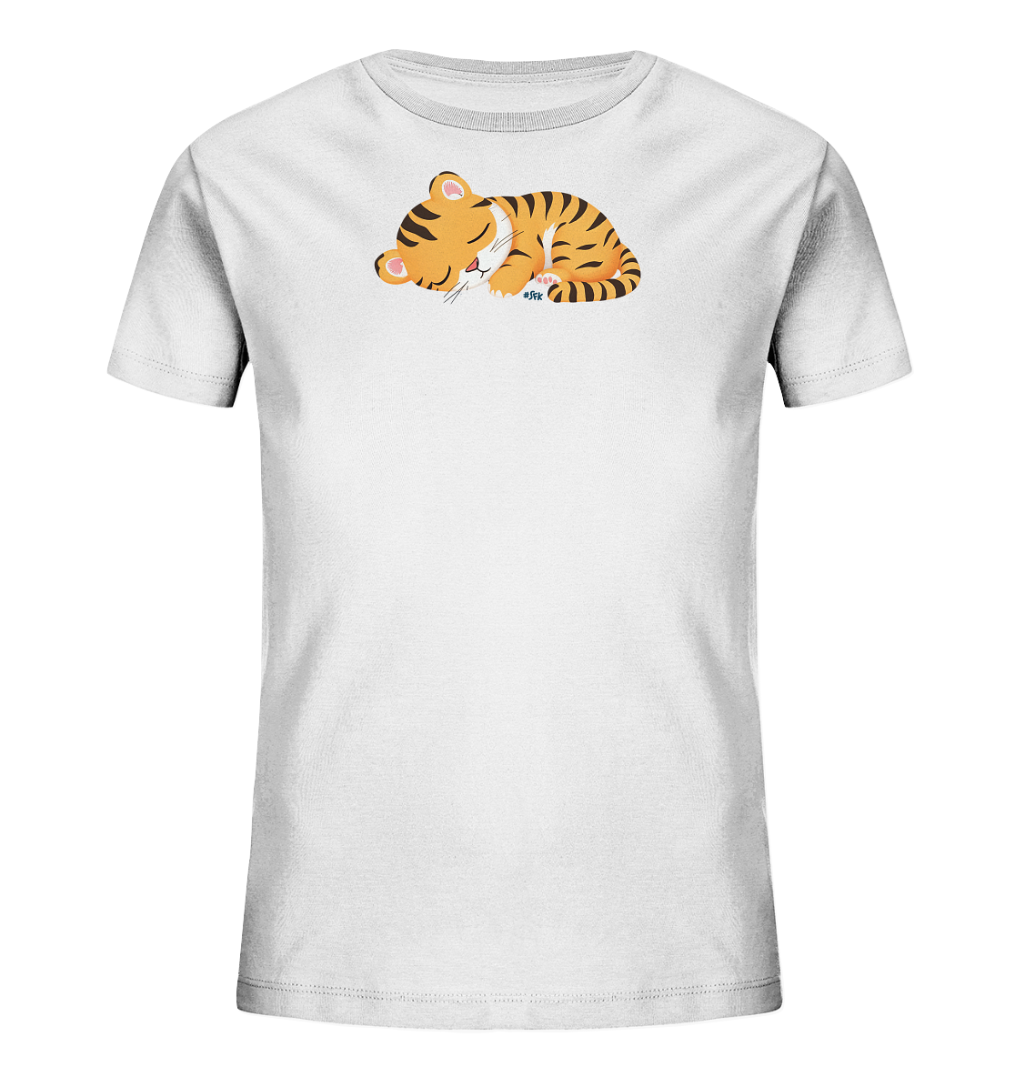 Onlineshop Shirts fuer Kinder - Das Bild zeigt ein weisses T-Shirt fuer Kinder. Auf der Vorderseite ist ein schlafendes Tigerjunges abgebildet, das sich gemuetlich eingerollt hat. Das orange-schwarz gestreifte Tier hat die Augen geschlossen und einen friedlichen Ausdruck. Das Design ist mittig auf dem Oberkoerper platziert.