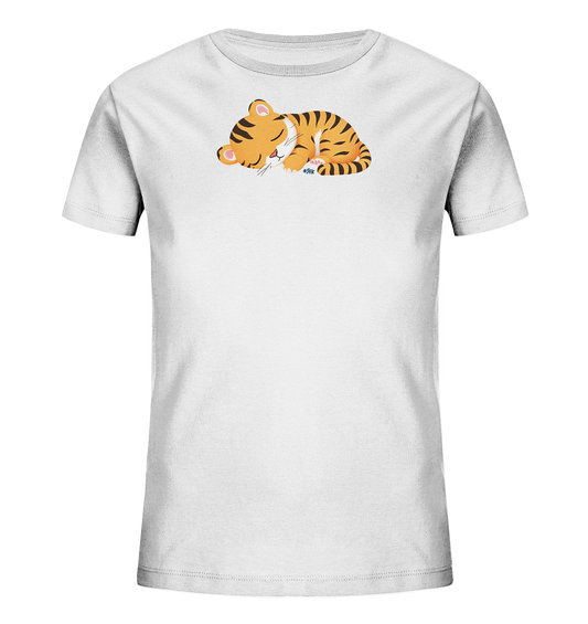 Onlineshop Shirts fuer Kinder - Das Bild zeigt ein weisses T-Shirt fuer Kinder. Auf der Vorderseite ist ein schlafendes Tigerjunges abgebildet, das sich gemuetlich eingerollt hat. Das orange-schwarz gestreifte Tier hat die Augen geschlossen und einen friedlichen Ausdruck. Das Design ist mittig auf dem Oberkoerper platziert.