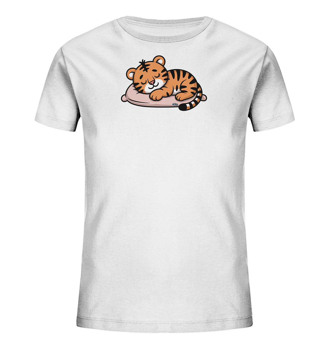 Onlineshop Shirts fuer Kinder - Das Bild zeigt ein weisses Kinder-T-Shirt mit einem niedlichen Motiv eines schlafenden Tigers auf der Vorderseite. Der orange-schwarz gestreifte Tiger liegt entspannt auf einem kleinen, rosafarbenen Kissen, die Augen geschlossen. Das Design strahlt Ruhe und Gemuetlichkeit aus. Es ist ein verspieltes Motiv, das sich gut fuer Kinder eignet.