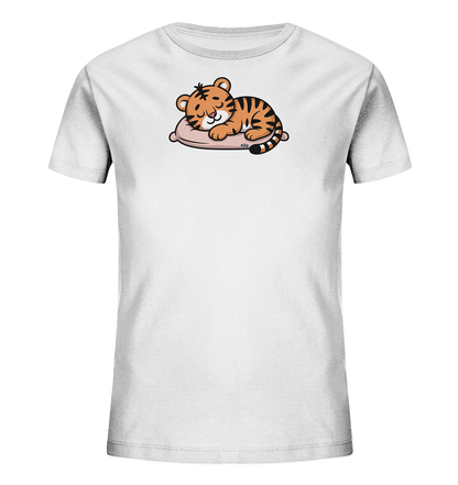 Onlineshop Shirts fuer Kinder - Das Bild zeigt ein weisses Kinder-T-Shirt mit einem niedlichen Motiv eines schlafenden Tigers auf der Vorderseite. Der orange-schwarz gestreifte Tiger liegt entspannt auf einem kleinen, rosafarbenen Kissen, die Augen geschlossen. Das Design strahlt Ruhe und Gemuetlichkeit aus. Es ist ein verspieltes Motiv, das sich gut fuer Kinder eignet.