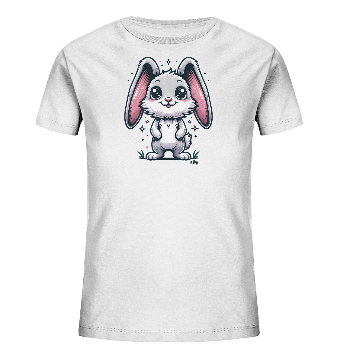 Onlineshop Shirts fuer Kinder - Das Bild zeigt ein weisses T-Shirt fuer Kinder. Auf der Vorderseite ist eine niedliche, grau-weisse Cartoon-Illustration eines Hasen abgebildet. Der Hase hat grosse rosa Ohren, grosse Augen und steht im Gras, umgeben von kleinen Sternen und Glitzerpunkten. Das Design wirkt freundlich und verspielt.