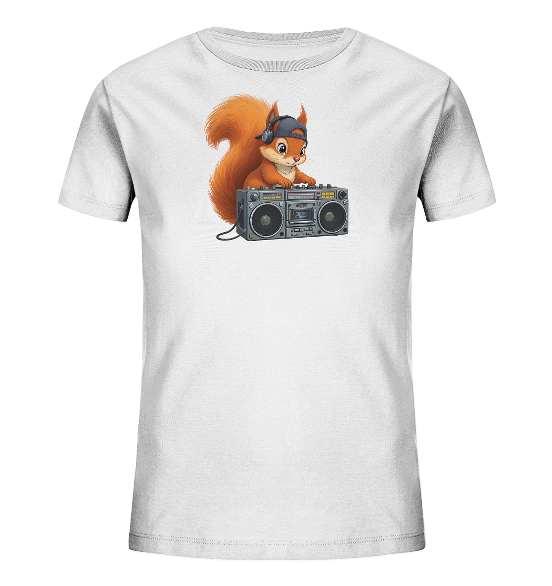 Onlineshop Shirts fuer Kinder - Das Bild zeigt ein weisses Kinder-T-Shirt mit einer detaillierten Illustration. Darauf ist ein orange-braunes Eichhoernchen mit umgedrehter Kappe und Kopfhoerern zu sehen, das an einer grauen Boombox steht. Das Design verleiht dem Shirt einen verspielten und musikalischen Charakter. Es ist neutral und ansprechend gestaltet.
