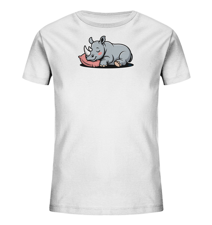 Onlineshop Shirts fuer Kinder - Das Bild zeigt ein weisses Kinder-T-Shirt mit einem niedlichen Aufdruck. Auf der Vorderseite ist ein schlafendes Nashorn in Cartoon-Optik abgebildet. Das graue Nashorn liegt friedlich auf einem rosafarbenen Kissen und hat geschlossene Augen sowie angedeutete rote Wangen. Das Motiv wirkt beruhigend und ist ideal fuer Kinder.