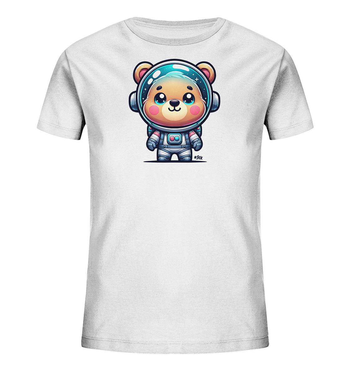 Onlineshop Shirts fuer Kinder - Dieses weisse Kinder-T-Shirt zeigt eine bezaubernde Grafik eines Baeren in einem Astronautenanzug auf der Vorderseite. Der Baer traegt einen silbernen Raumanzug mit einem grossen Helm, der sein freundliches Gesicht zeigt. Im Helm spiegelt sich der Weltraum wider, was dem Motiv eine schoene Tiefe verleiht. Die Illustration ist im detailreichen und farbenfrohen Cartoon-Stil gestaltet.