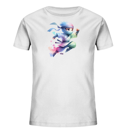 Onlineshop Shirts fuer Kinder - Das Bild zeigt ein weisses Kinder T-Shirt mit einem farbenfrohen Ninja-Motiv auf der Vorderseite. Die Illustration zeigt einen kleinen, agilen Ninja in Bewegung, dargestellt im Aquarell-Stil mit sanften Blau-, Rosa- und Gruentoenen. Der Charakter traegt einen klassischen Ninja-Anzug und ein Stirnband. Um die Figur herum sind farbige Spritzer zu sehen, die den dynamischen Eindruck verstaerken.