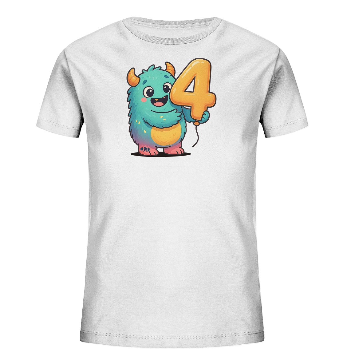 Onlineshop Shirts fuer Kinder - Das Bild zeigt ein weisses Kinder-T-Shirt mit einem farbenfrohen Aufdruck auf der Vorderseite. Das Design zeigt ein freundliches, blaues Cartoon-Monster, das einen leuchtend orangefarbenen Ballon in Form der Zahl '4' haelt. Das Monster hat Hoerner, grosse Augen und ein Laecheln, waehrend der Ballon glaenzend dargestellt ist. Dieses verspielte Motiv ist ideal fuer ein Kinderoutfit.