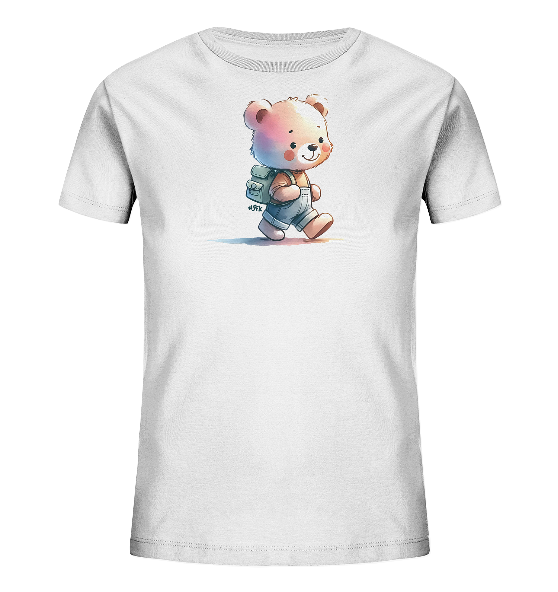 Onlineshop Shirts für Kinder - Das Bild zeigt ein weißes Kinder-T-Shirt mit einem niedlichen Aufdruck eines cartoonhaften Bären. Der Bär trägt blaue Latzhosen und einen grünen Rucksack und scheint fröhlich zu wandern. Die Illustration ist in einem weichen, aquarellähnlichen Stil gehalten mit zarten Farbübergängen. Das Design verleiht dem Shirt einen verspielten und freundlichen Look, passend für kleine Abenteurer.