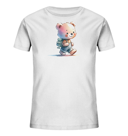 Onlineshop Shirts für Kinder - Das Bild zeigt ein weißes Kinder-T-Shirt mit einem niedlichen Aufdruck eines cartoonhaften Bären. Der Bär trägt blaue Latzhosen und einen grünen Rucksack und scheint fröhlich zu wandern. Die Illustration ist in einem weichen, aquarellähnlichen Stil gehalten mit zarten Farbübergängen. Das Design verleiht dem Shirt einen verspielten und freundlichen Look, passend für kleine Abenteurer.