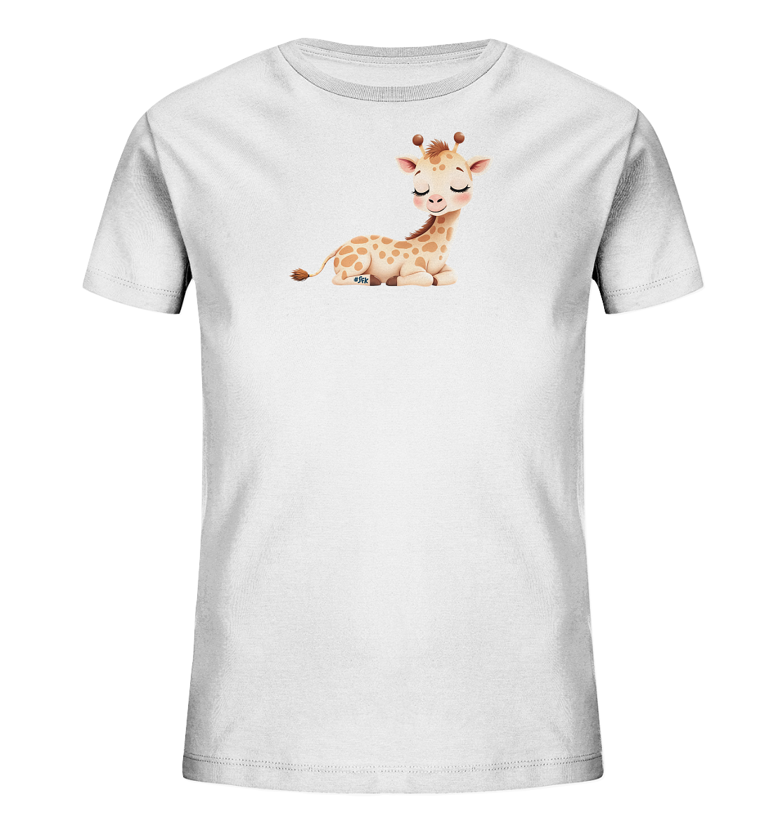 Onlineshop Shirts fuer Kinder - Das Bild zeigt ein weisses Kinder-T-Shirt mit einem niedlichen Aufdruck einer liegenden Baby-Giraffe. Die Giraffe ist mit geschlossenen Augen und einem sanften Laecheln dargestellt. Ihr charakteristisches braunes Fleckenmuster ist deutlich zu sehen. Das gesamte Design wirkt freundlich und ansprechend.