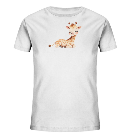 Onlineshop Shirts fuer Kinder - Das Bild zeigt ein weisses Kinder-T-Shirt mit einem niedlichen Aufdruck einer liegenden Baby-Giraffe. Die Giraffe ist mit geschlossenen Augen und einem sanften Laecheln dargestellt. Ihr charakteristisches braunes Fleckenmuster ist deutlich zu sehen. Das gesamte Design wirkt freundlich und ansprechend.