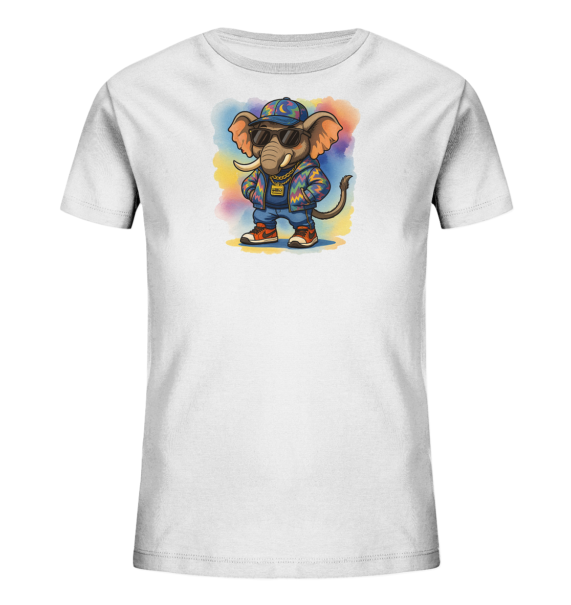 Onlineshop Shirts fuer Kinder - Das Bild zeigt ein weisses Kinder-T-Shirt. Darauf ist ein stilisiertes Elefantenmotiv abgebildet, das eine bunte Jacke, Jeans, Turnschuhe, eine Kappe und eine Sonnenbrille traegt. Der Elefant steht laessig mit den Haenden in den Taschen vor einem farbenfrohen, aquarellartigen Hintergrund. Das Design wirkt modern und verspielt.