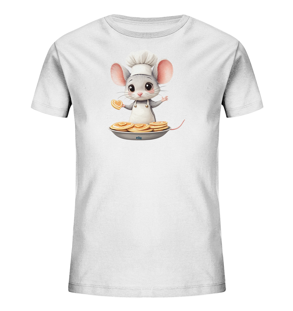Onlineshop Shirts fuer Kinder - Das Bild zeigt ein weisses Kinder-T-Shirt mit einem niedlichen Motiv einer Maus im Kochoutfit. Die Maus traegt eine Kochmuetze und Schuerze und praesentiert stolz einen herzfoermigen Pancake. Vor der Maus steht eine Pfanne, die mit weiteren goldbraunen Pancakes gefuellt ist. Das Design ist verspielt und detailreich.