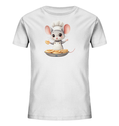 Onlineshop Shirts fuer Kinder - Das Bild zeigt ein weisses Kinder-T-Shirt mit einem niedlichen Motiv einer Maus im Kochoutfit. Die Maus traegt eine Kochmuetze und Schuerze und praesentiert stolz einen herzfoermigen Pancake. Vor der Maus steht eine Pfanne, die mit weiteren goldbraunen Pancakes gefuellt ist. Das Design ist verspielt und detailreich.
