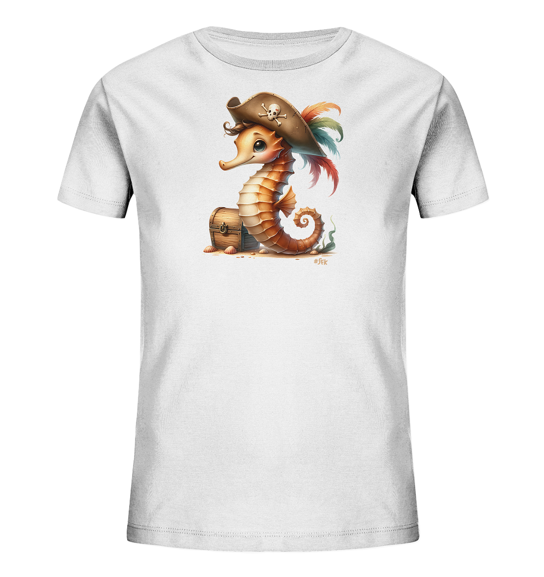 Onlineshop Shirts fuer Kinder - Dieses weisse T-Shirt fuer Kinder ist mit einer suessen Illustration eines Seepferdchens im Piraten-Outfit bedruckt. Das Seepferdchen sitzt neben einer kleinen Schatztruhe und traegt einen braunen Piratenhut mit Totenkopf und bunten Federn. Muscheln und Seegras runden die Szene ab, die einen abenteuerlichen Unterwasser-Look vermittelt. Das Motiv ist detailliert und farbenfroh gestaltet.