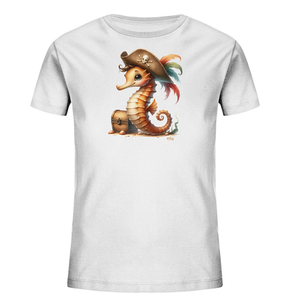 Onlineshop Shirts fuer Kinder - Dieses weisse T-Shirt fuer Kinder ist mit einer suessen Illustration eines Seepferdchens im Piraten-Outfit bedruckt. Das Seepferdchen sitzt neben einer kleinen Schatztruhe und traegt einen braunen Piratenhut mit Totenkopf und bunten Federn. Muscheln und Seegras runden die Szene ab, die einen abenteuerlichen Unterwasser-Look vermittelt. Das Motiv ist detailliert und farbenfroh gestaltet.