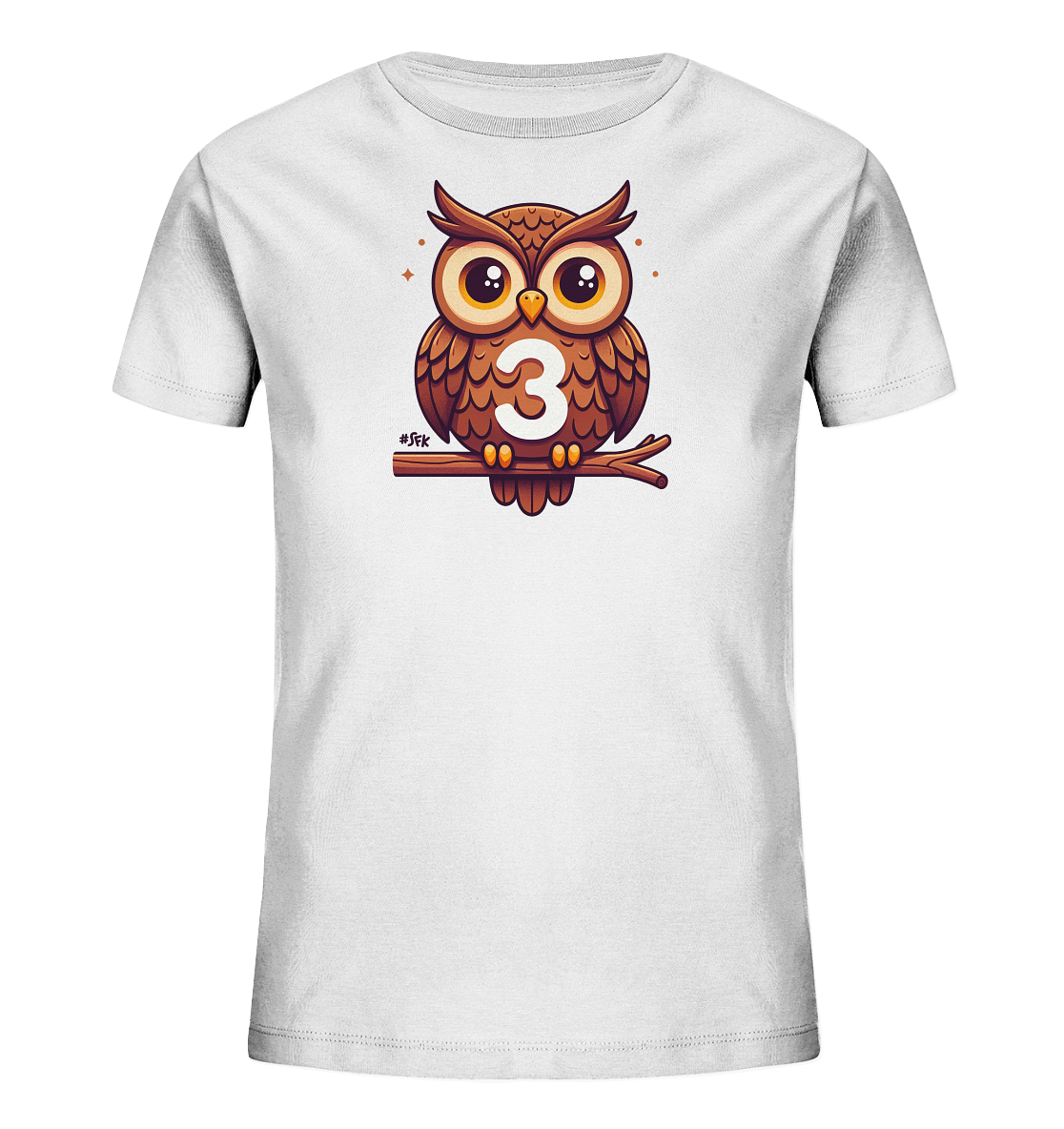 Onlineshop Shirts fuer Kinder - Das Bild zeigt ein weisses T-Shirt fuer Kinder mit einer niedlichen Illustration einer Eule. Die braune Cartoon-Eule sitzt auf einem Ast und traegt die Zahl "3" auf ihrer Brust. Die Eule hat grosse Augen und wirkt freundlich. Kleine Sterne funkeln um ihren Kopf.