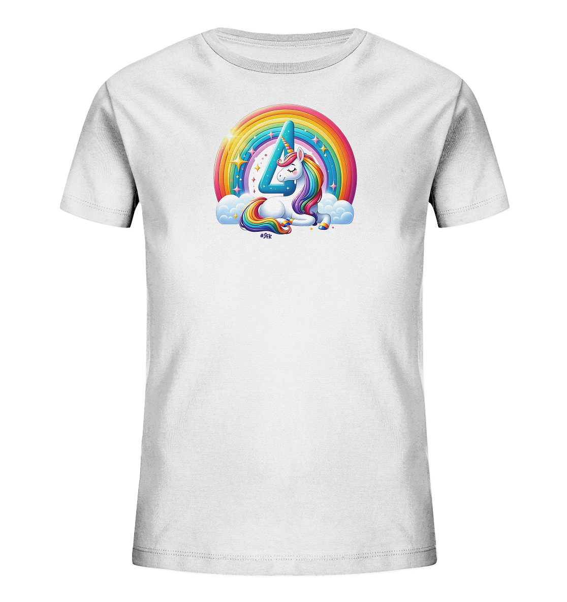 Onlineshop Shirts fuer Kinder - Das Bild zeigt ein weisses Kinder-T-Shirt mit einem farbenfrohen Motiv. Ein liegendes Einhorn mit bunter Maehne traegt die grosse Zahl 4 auf dem Ruecken, umgeben von Wolken. Im Hintergrund spannt sich ein leuchtender Regenbogen mit funkelnden Sternen. Dieses Design ist verspielt und farbenfroh, ideal fuer Kinder.