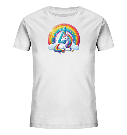 Onlineshop Shirts fuer Kinder - Das Bild zeigt ein weisses Kinder-T-Shirt mit einem farbenfrohen Motiv. Ein liegendes Einhorn mit bunter Maehne traegt die grosse Zahl 4 auf dem Ruecken, umgeben von Wolken. Im Hintergrund spannt sich ein leuchtender Regenbogen mit funkelnden Sternen. Dieses Design ist verspielt und farbenfroh, ideal fuer Kinder.