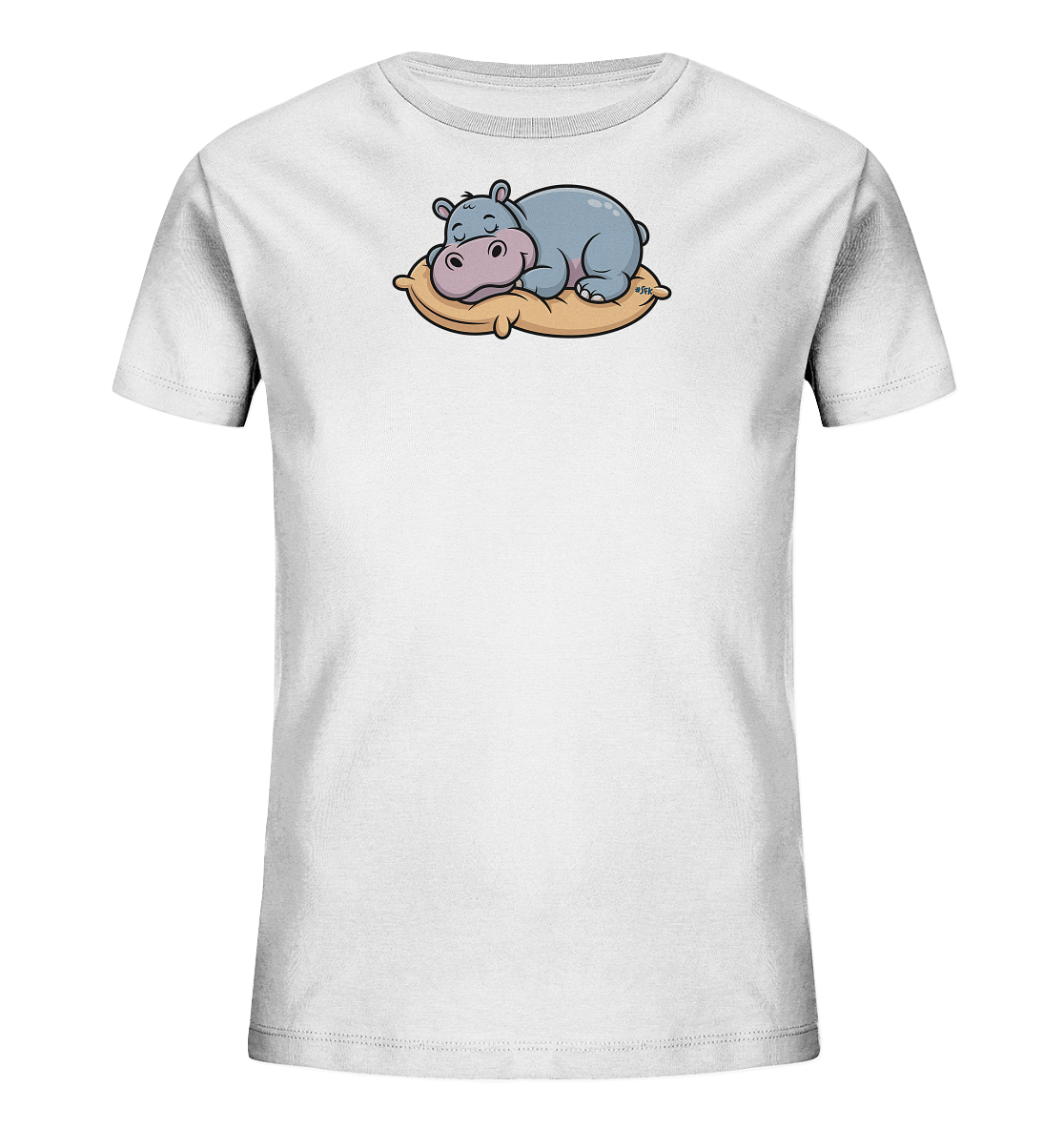 Onlineshop Shirts fuer Kinder - Das Bild zeigt ein weisses Kinder-T-Shirt mit einem niedlichen Aufdruck eines schlafenden Nilpferds. Das hellgraue Nilpferd liegt entspannt auf einem weichen, beigefarbenen Kissen. Die Darstellung ist im Cartoon-Stil gehalten und zeigt das Nilpferd mit geschlossenen Augen. Das Design wirkt ruhig und charmant, ideal fuer Kinder.