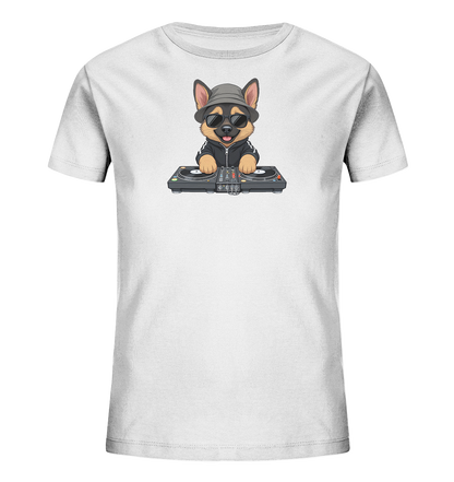 Onlineshop Shirts fuer Kinder - Das Bild zeigt ein weisses T-Shirt fuer Kinder. Auf der Vorderseite befindet sich eine detaillierte Cartoon-Darstellung eines Hundes, der als DJ verkleidet ist. Der Hund traegt einen Hut und eine Sonnenbrille und bedient ein Mischpult. Das Design wirkt verspielt und ansprechend.