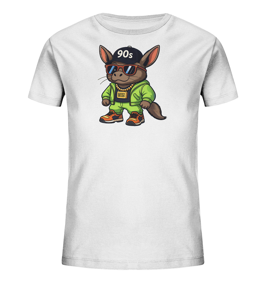 Onlineshop Shirts fuer Kinder - Das Bild zeigt ein weisses Kinder-T-Shirt mit einem zentral platzierten, farbigen Motiv. Eine anthropomorphe Tierfigur ist abgebildet, die eine schwarze Baseballkappe mit der Aufschrift '90s' und eine Sonnenbrille traegt. Sie ist in einem limettengruenen Trainingsanzug und orangefarbenen Sneakern gekleidet, ergaenzt durch eine goldene Kette. Das Design verleiht dem Shirt einen auffaelligen und modischen Stil.