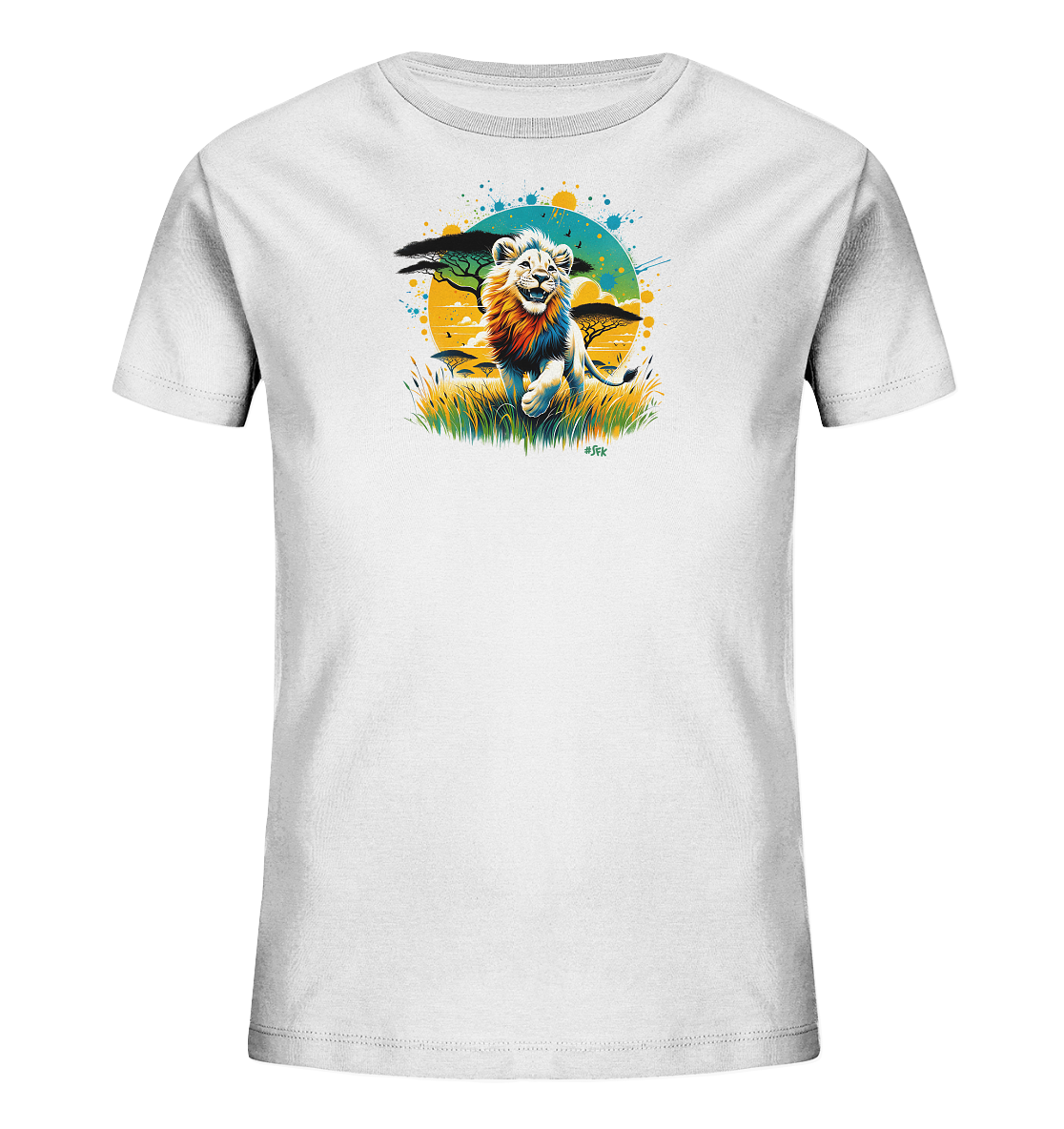 Onlineshop Shirts fuer Kinder - Das weisse T-Shirt zeigt ein farbenfrohes Motiv eines rennenden Loewen. Er sprintet durch gruenes Gras vor einem grossen, gelben Sonnenuntergang und stilisierten Baeumen. Das Design ist dynamisch und lebendig, mit blauen und gelben Farbspritzern im Hintergrund. Es faengt die Energie der Savanne ein und ist ideal fuer Kinder.
