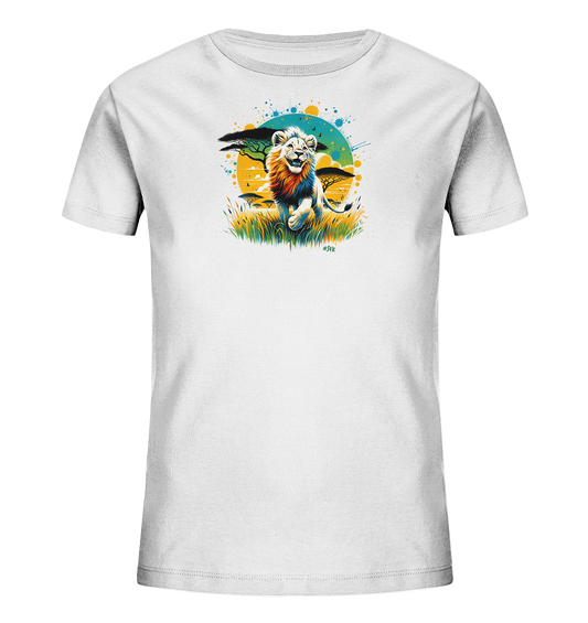 Onlineshop Shirts fuer Kinder - Das weisse T-Shirt zeigt ein farbenfrohes Motiv eines rennenden Loewen. Er sprintet durch gruenes Gras vor einem grossen, gelben Sonnenuntergang und stilisierten Baeumen. Das Design ist dynamisch und lebendig, mit blauen und gelben Farbspritzern im Hintergrund. Es faengt die Energie der Savanne ein und ist ideal fuer Kinder.