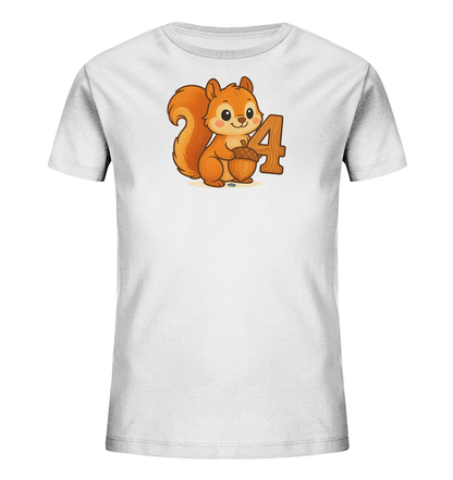 Onlineshop Shirts fuer Kinder - Das Bild zeigt ein weisses Kinder-T-Shirt mit einem niedlichen Aufdruck. Auf der Vorderseite ist eine Cartoon-Illustration eines Eichhoernchens zu sehen, das eine Eichel haelt. Neben dem freundlich laechelnden Eichhoernchen steht die Zahl '4' in einer rustikalen Textur. Das Design ist verspielt und ansprechend fuer Kinder.