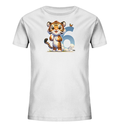 Onlineshop Shirts fuer Kinder - Das Bild zeigt ein weisses T-Shirt fuer Kinder mit einem Frontdruck. Zu sehen ist eine niedliche Cartoon-Darstellung eines Tigers, der laechelt und den Daumen nach oben haelt. Neben dem Tiger ist die grosse Zahl "6" in einem blaeulichen Farbton abgebildet. Ein kleiner Schmetterling ergaenzt das Design oberhalb der Zahl.