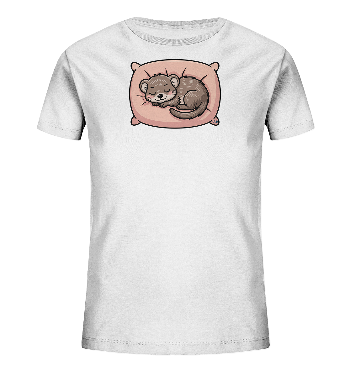 Onlineshop Shirts fuer Kinder - Das Bild zeigt ein weisses Kinder-T-Shirt mit einem niedlichen Tiermotiv auf der Vorderseite. Ein kleiner, braun-grauer Otter schlaeft friedlich zusammengerollt auf einem hellrosa Kissen. Das Tier hat geschlossene Augen und einen zufriedenen Ausdruck, was eine ruhige Szene darstellt. Dieses Design vermittelt einen sanften und beruhigenden Eindruck.
