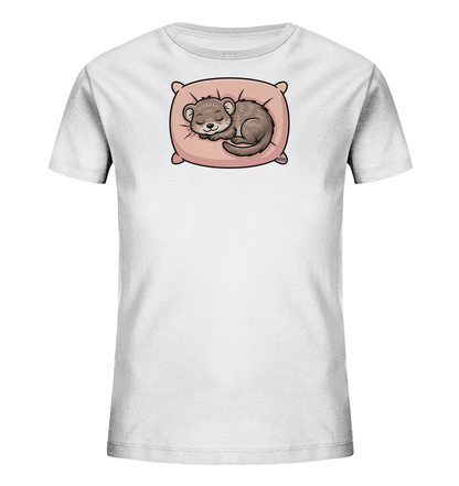Onlineshop Shirts fuer Kinder - Das Bild zeigt ein weisses Kinder-T-Shirt mit einem niedlichen Tiermotiv auf der Vorderseite. Ein kleiner, braun-grauer Otter schlaeft friedlich zusammengerollt auf einem hellrosa Kissen. Das Tier hat geschlossene Augen und einen zufriedenen Ausdruck, was eine ruhige Szene darstellt. Dieses Design vermittelt einen sanften und beruhigenden Eindruck.