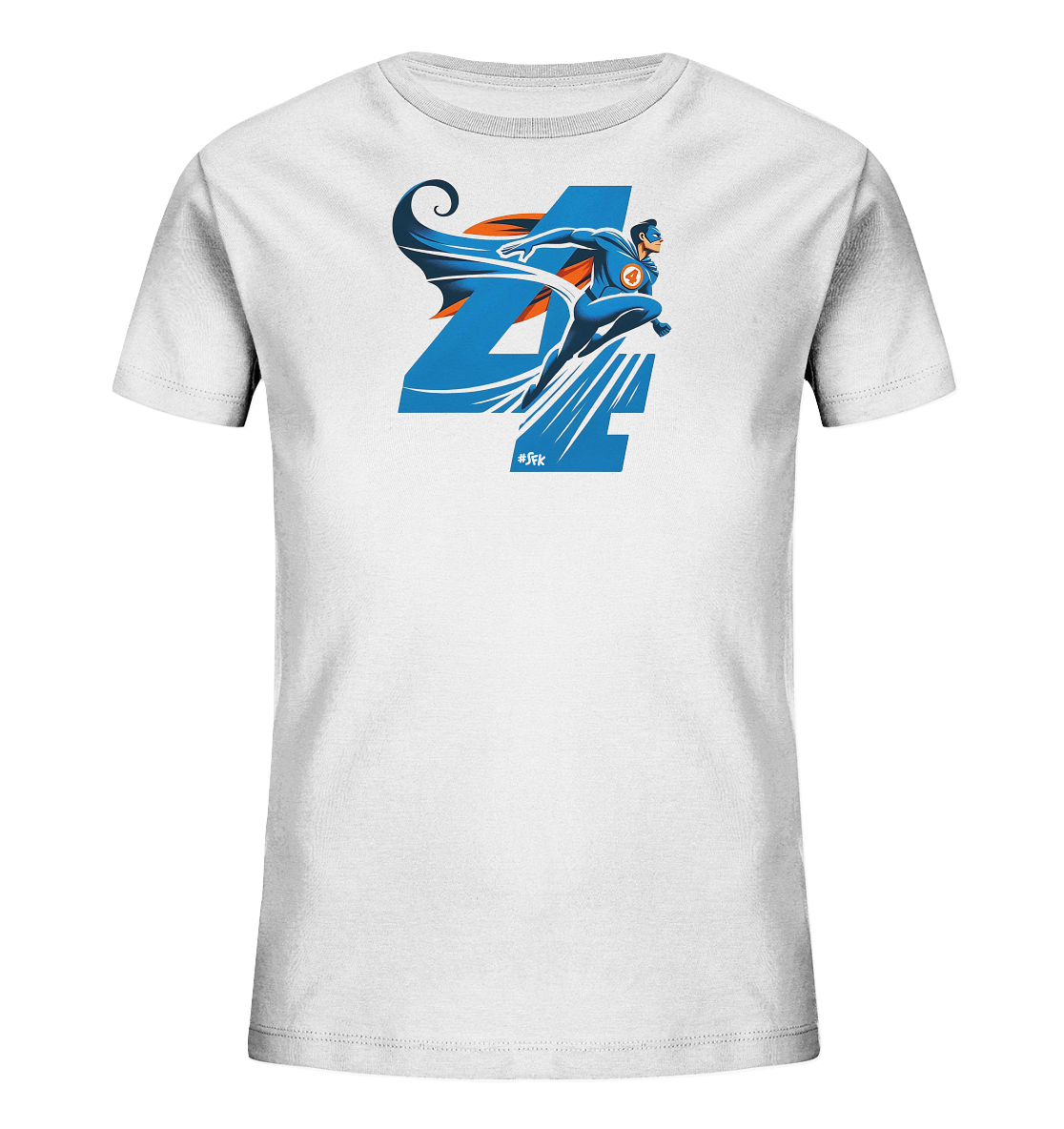 Onlineshop Shirts fuer Kinder - Das Bild zeigt ein weisses T-Shirt mit einem auffaelligen Motiv auf der Vorderseite. Eine grosse blaue Zahl '4' bildet den Hintergrund fuer eine dynamisch dargestellte Figur in einem blauen Anzug mit orangefarbenem Umhang. Die Figur scheint zu springen oder zu fliegen, wobei stilisierte Linien Bewegung andeuten. Auf der Brust der Figur ist ein orangefarbener Kreis mit der Zahl '4' zu sehen.
