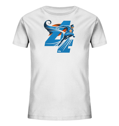 Onlineshop Shirts fuer Kinder - Das Bild zeigt ein weisses T-Shirt mit einem auffaelligen Motiv auf der Vorderseite. Eine grosse blaue Zahl '4' bildet den Hintergrund fuer eine dynamisch dargestellte Figur in einem blauen Anzug mit orangefarbenem Umhang. Die Figur scheint zu springen oder zu fliegen, wobei stilisierte Linien Bewegung andeuten. Auf der Brust der Figur ist ein orangefarbener Kreis mit der Zahl '4' zu sehen.
