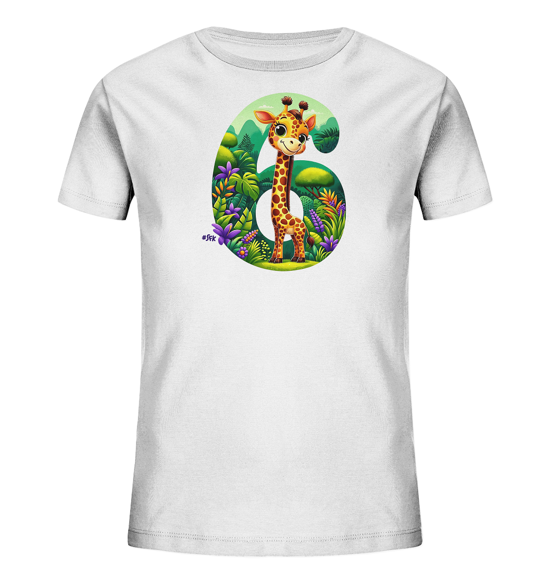 Onlineshop Shirts fuer Kinder - Das Bild zeigt ein weisses Kinder-T-Shirt mit einem farbenfrohen Motiv auf der Vorderseite. Eine grosse Zahl '6' ist als Rahmen fuer eine detaillierte Dschungelszene gestaltet. In dieser Szene steht eine laechelnde Cartoon-Giraffe inmitten von ueppigem Gruen, Blumen und Huegeln. Das Design wirkt lebendig und froehlich.