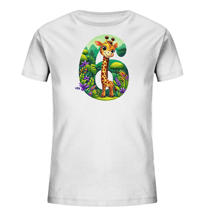 Onlineshop Shirts fuer Kinder - Das Bild zeigt ein weisses Kinder-T-Shirt mit einem farbenfrohen Motiv auf der Vorderseite. Eine grosse Zahl '6' ist als Rahmen fuer eine detaillierte Dschungelszene gestaltet. In dieser Szene steht eine laechelnde Cartoon-Giraffe inmitten von ueppigem Gruen, Blumen und Huegeln. Das Design wirkt lebendig und froehlich.