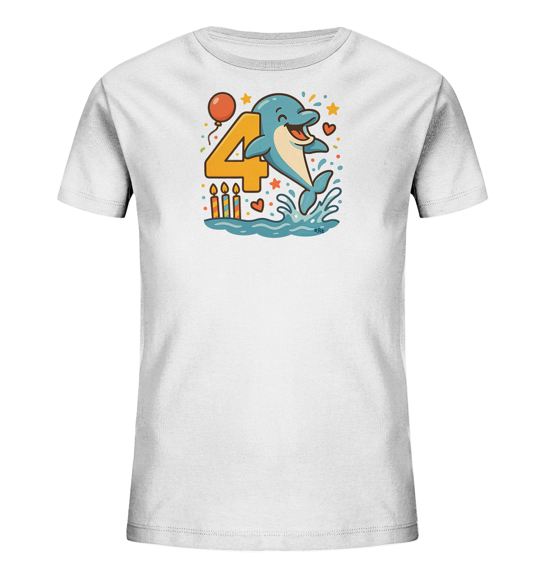 Onlineshop Shirts fuer Kinder - Das Bild zeigt ein weisses Kinder-T-Shirt mit einem farbenfrohen Aufdruck auf der Vorderseite. Im Mittelpunkt des Designs steht ein verspielter Cartoon-Delfin, der aus dem Wasser springt. Neben dem Delfin ist eine grosse orange Zahl '4' zu sehen, ergaenzt durch festliche Elemente wie einen Ballon, Kerzen und kleine Sterne und Herzen. Das Motiv wirkt froehlich und lebendig.