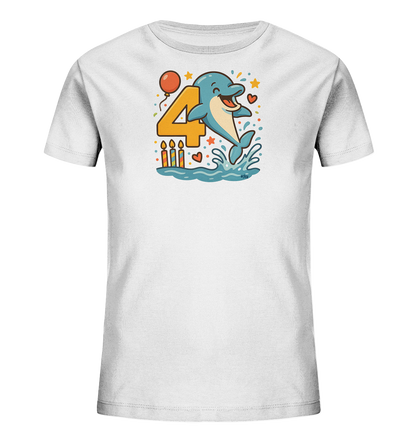 Onlineshop Shirts fuer Kinder - Das Bild zeigt ein weisses Kinder-T-Shirt mit einem farbenfrohen Aufdruck auf der Vorderseite. Im Mittelpunkt des Designs steht ein verspielter Cartoon-Delfin, der aus dem Wasser springt. Neben dem Delfin ist eine grosse orange Zahl '4' zu sehen, ergaenzt durch festliche Elemente wie einen Ballon, Kerzen und kleine Sterne und Herzen. Das Motiv wirkt froehlich und lebendig.