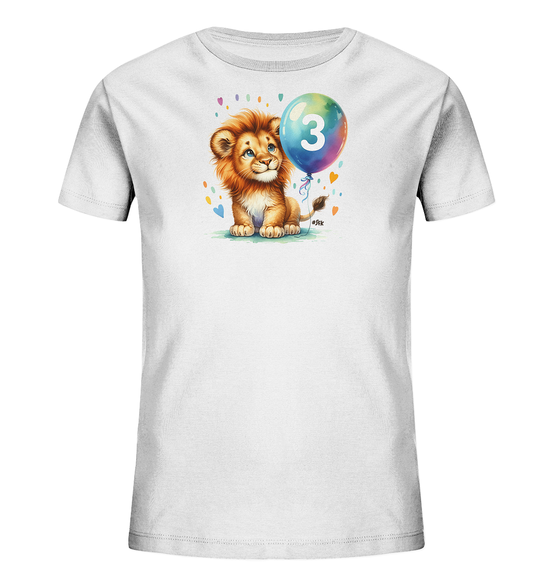 Onlineshop Shirts fuer Kinder - Das Bild zeigt ein weisses Kinder-T-Shirt mit einem niedlichen Aufdruck in der Mitte. Zu sehen ist ein cartoonhaftes Loewenbaby mit einem bunten Ballon, auf dem die Zahl 3 steht. Um das Motiv herum sind kleine Herzen und Punkte in verschiedenen Farben verteilt, was dem Design einen froehlichen Charakter verleiht. Das T-Shirt selbst ist schlicht gehalten, um den Fokus auf die bunte Illustration zu legen.