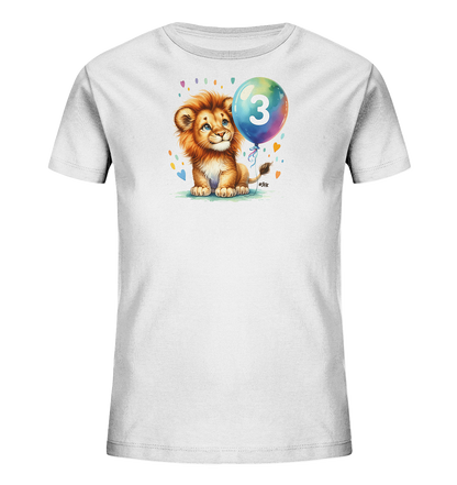 Onlineshop Shirts fuer Kinder - Das Bild zeigt ein weisses Kinder-T-Shirt mit einem niedlichen Aufdruck in der Mitte. Zu sehen ist ein cartoonhaftes Loewenbaby mit einem bunten Ballon, auf dem die Zahl 3 steht. Um das Motiv herum sind kleine Herzen und Punkte in verschiedenen Farben verteilt, was dem Design einen froehlichen Charakter verleiht. Das T-Shirt selbst ist schlicht gehalten, um den Fokus auf die bunte Illustration zu legen.