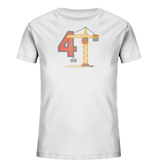 Onlineshop Shirts fuer Kinder - Das Bild zeigt ein weisses T-Shirt fuer Kinder mit einem detailreichen Motiv. Auf der Vorderseite ist ein gelb-grauer Baukran zu sehen, der eine grosse rote Zahl '4' an seinem Haken traegt. Die Illustration ist in klaren Farben gehalten und steht im Zentrum des Shirts. Dieses Design ist ideal fuer kleine Fans von Baustellen und Fahrzeugen.