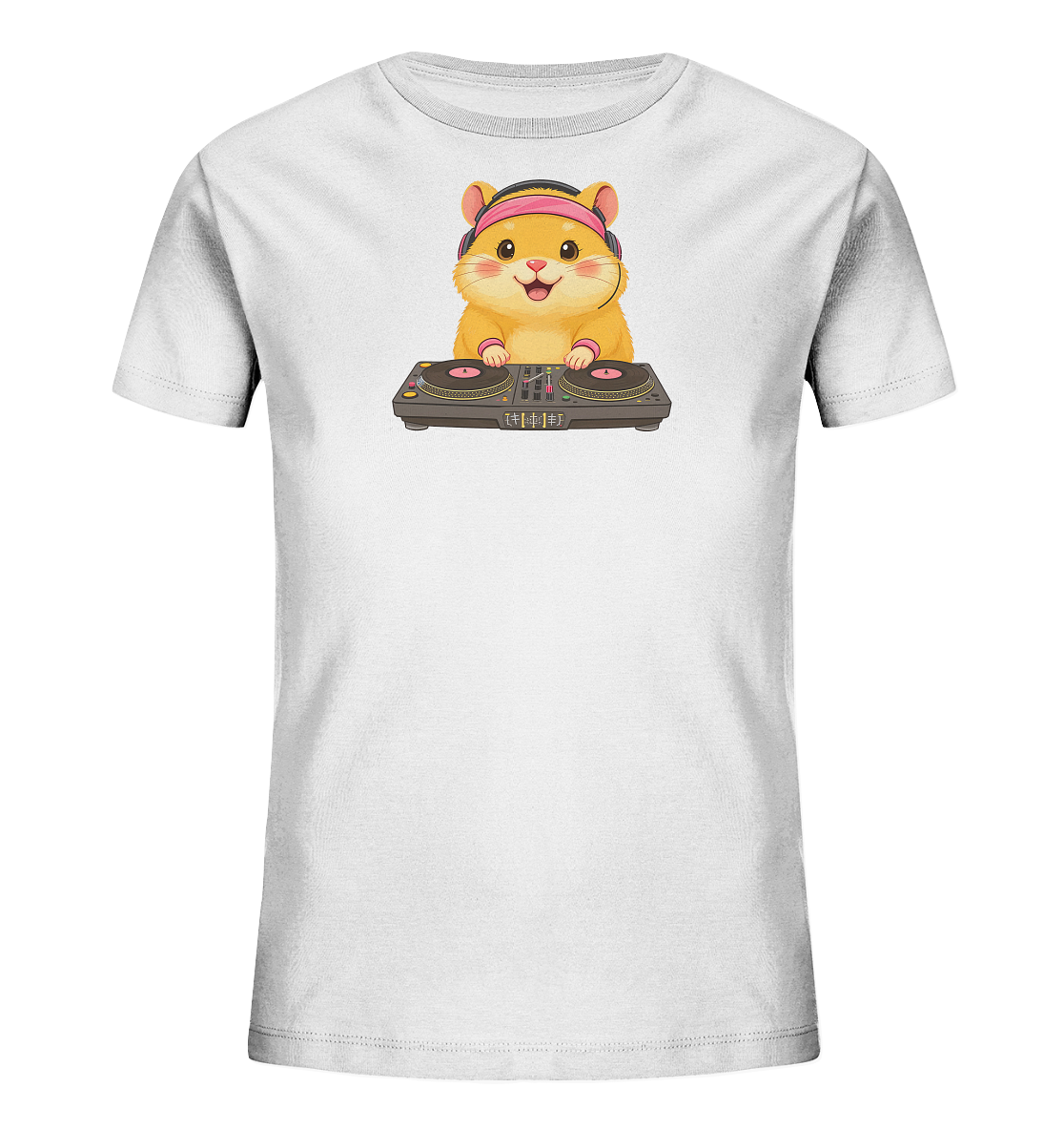 Onlineshop Shirts fuer Kinder - Das Bild zeigt ein weisses Kinder-T-Shirt mit einem niedlichen Comic-Hamster als Motiv auf der Vorderseite. Der Hamster traegt pinke Kopfhoerer und steht hinter einem DJ-Mischpult mit zwei Plattenspielern. Er laechelt freundlich und scheint Musik aufzulegen. Das farbenfrohe und verspielte Design ist ansprechend fuer Kinder.