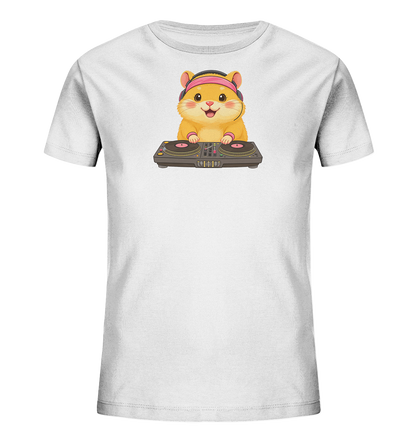 Onlineshop Shirts fuer Kinder - Das Bild zeigt ein weisses Kinder-T-Shirt mit einem niedlichen Comic-Hamster als Motiv auf der Vorderseite. Der Hamster traegt pinke Kopfhoerer und steht hinter einem DJ-Mischpult mit zwei Plattenspielern. Er laechelt freundlich und scheint Musik aufzulegen. Das farbenfrohe und verspielte Design ist ansprechend fuer Kinder.