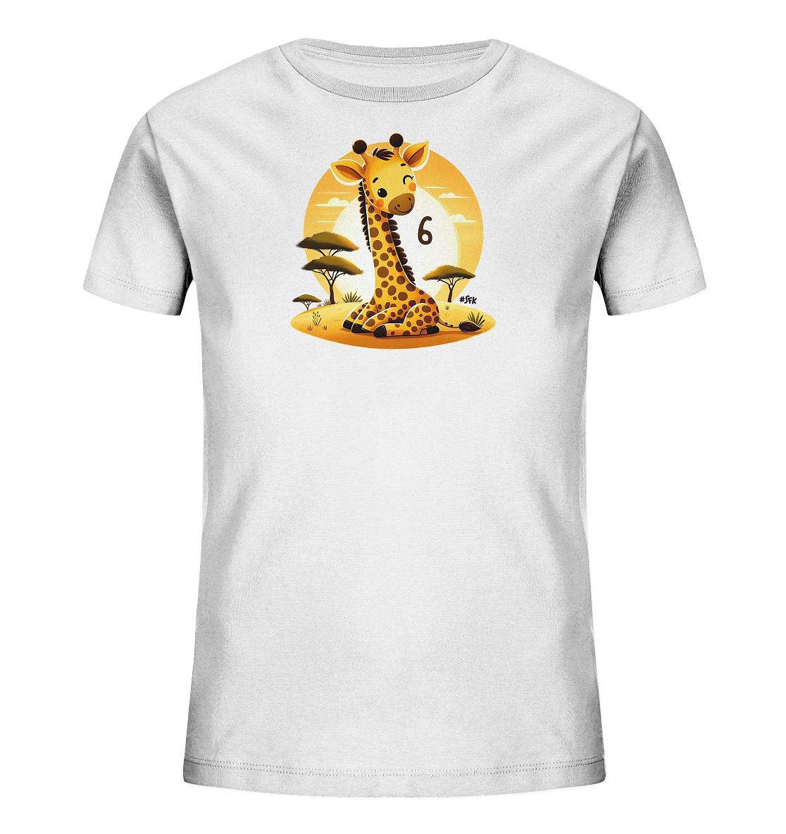 Onlineshop Shirts fuer Kinder - Dieses Bild zeigt ein weisses Kinder-T-Shirt mit einem charmanten Aufdruck. Das Motiv stellt eine niedliche, sitzende Cartoon-Giraffe dar, umgeben von einer Savannenlandschaft mit Baeumen und Graesern. Im Hintergrund ist eine runde, orangefarbene Sonne zu sehen, und neben der Giraffe steht prominent die Zahl '6'. Das Design wirkt verspielt und froehlich, perfekt fuer Kinder.